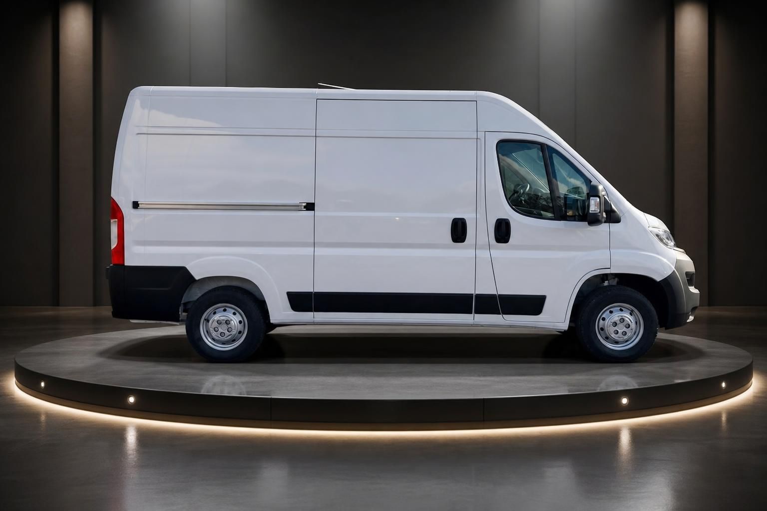 Weißer Transporter Kastenwagen Seitenansicht auf Drehbühne mit LED-Beleuchtung