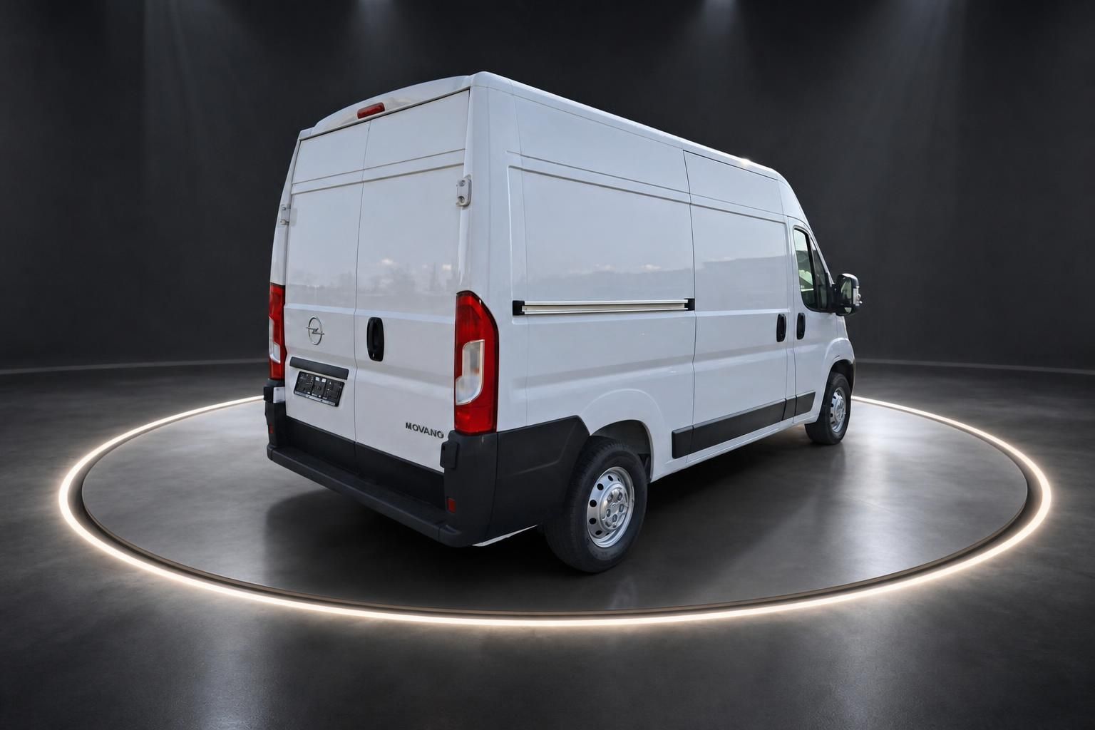 Weißer Opel Movano Kastenwagen Heckansicht im Showroom auf beleuchteter Drehbühne