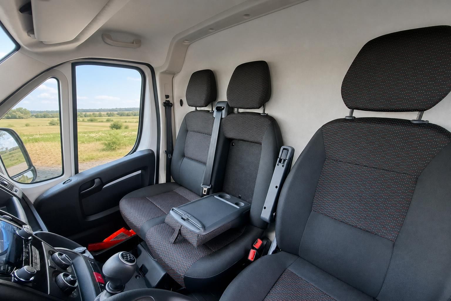 Fahrerhaus Opel Transporter Innenraum mit umklappbaren Beifahrersitzen und Ausblick