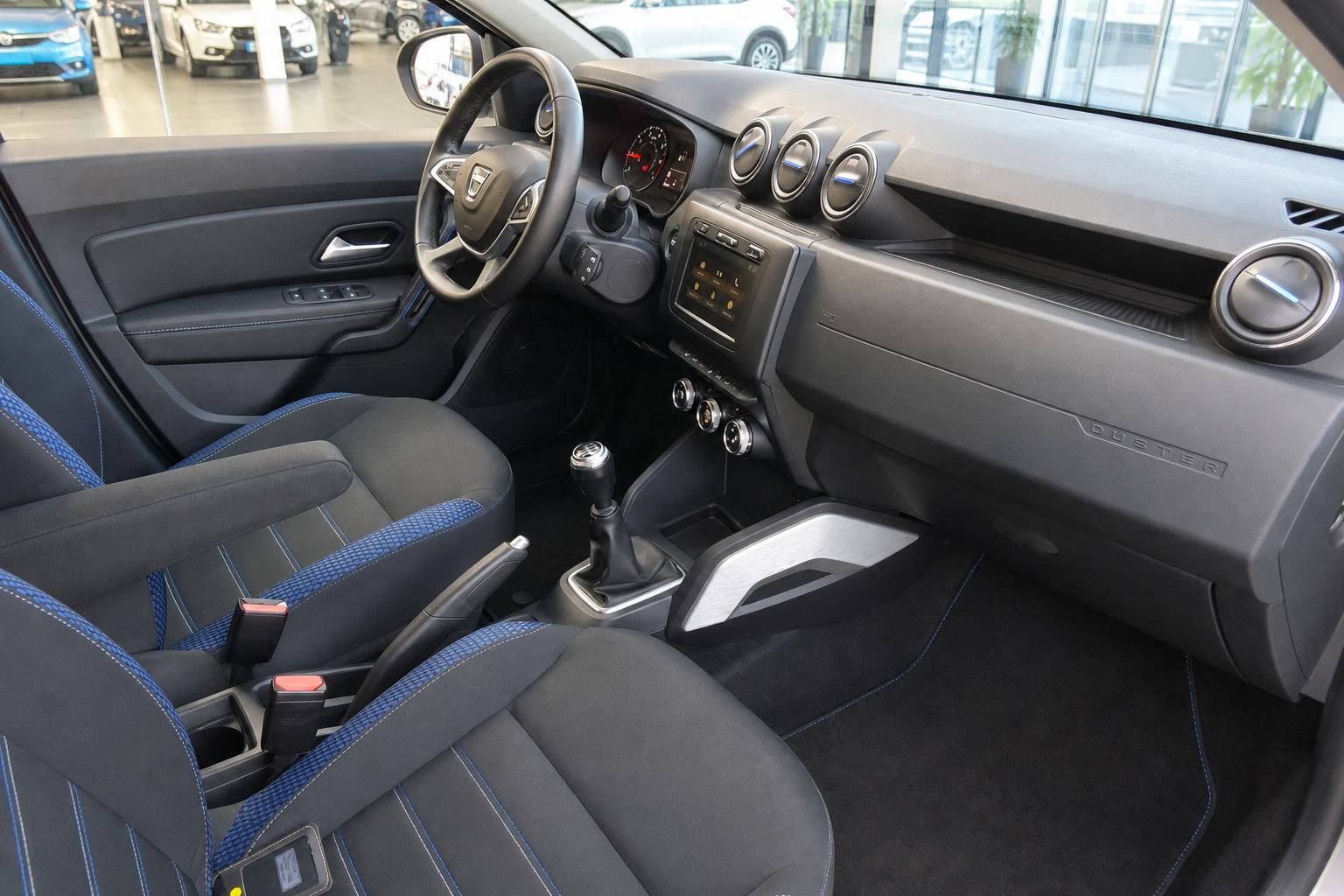Dacia Duster Innenraum – Fahrersitz, Beifahrersitz und Armaturenbrett mit Touchscreen