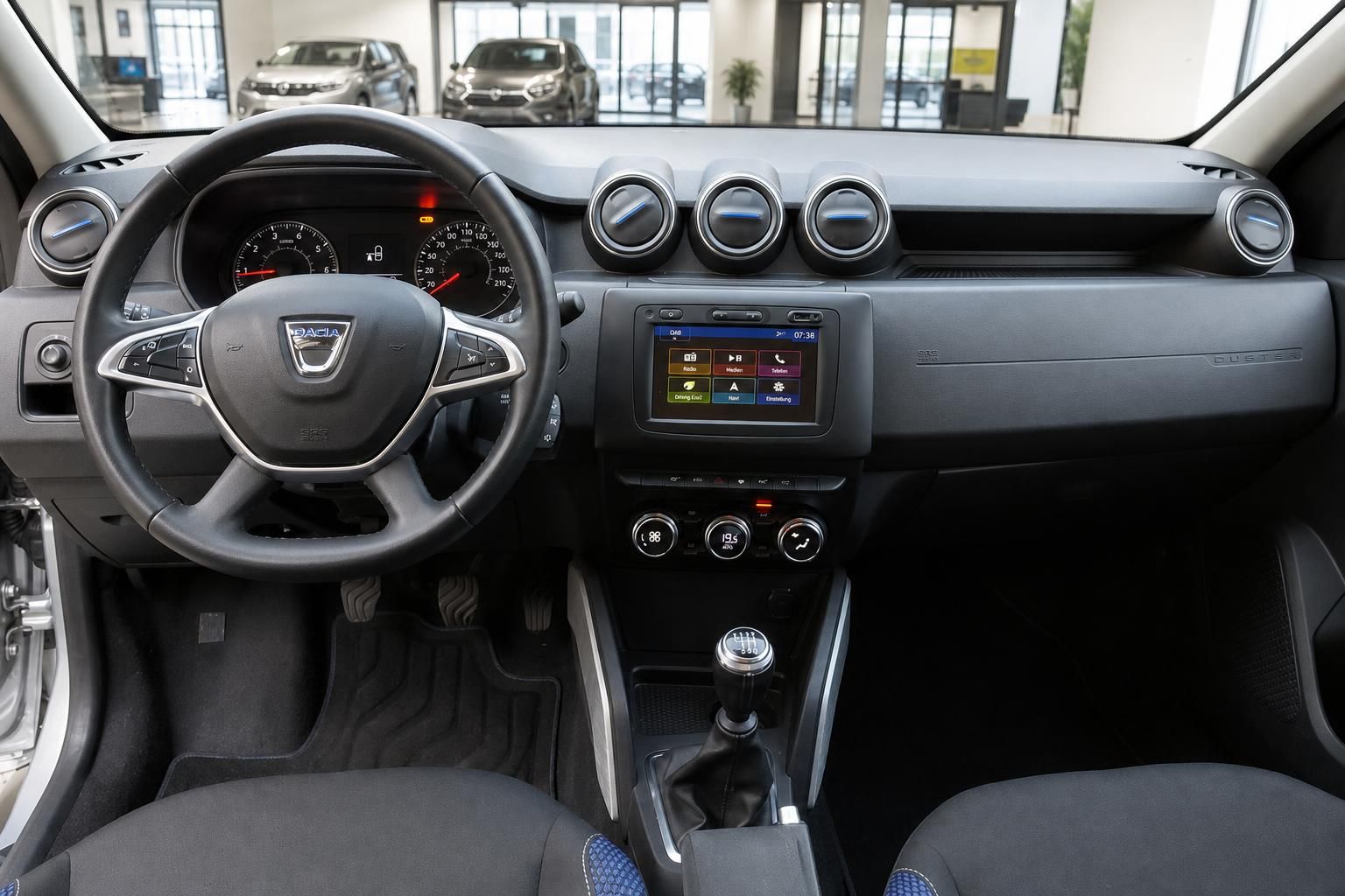 Dacia Duster Cockpit mit Lenkrad, Tacho und Navigationssystem im Autohaus