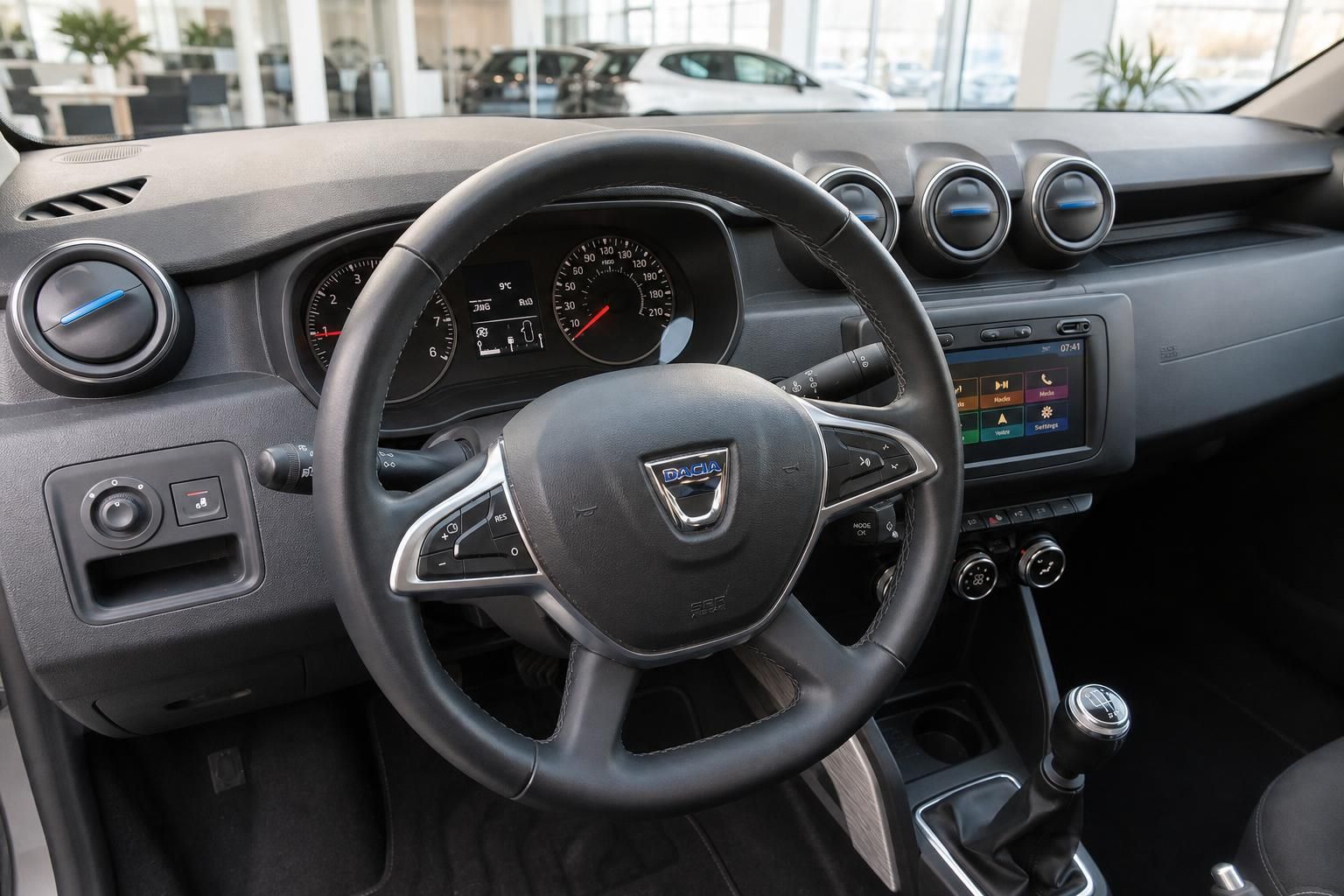 Dacia Duster Fahrerperspektive – Lenkrad, Instrumente und Infotainment-System