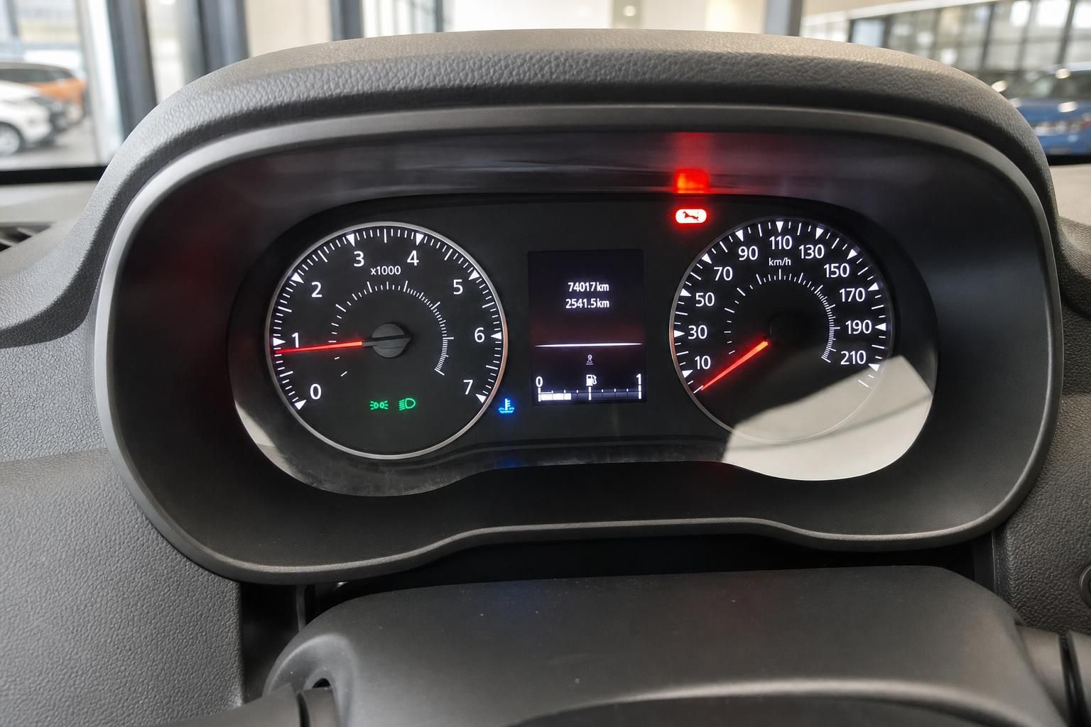 Dacia Duster Tachometer mit Kilometerstand 74017 km und Drehzahlmesser