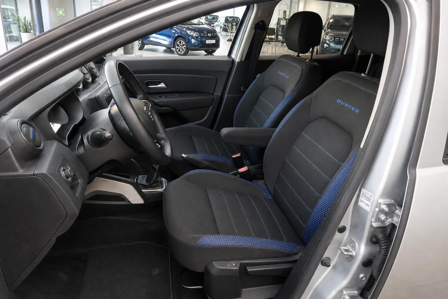 Dacia Duster Innenraum Vordersitze schwarz-blau mit Duster-Schriftzug und Lenkrad