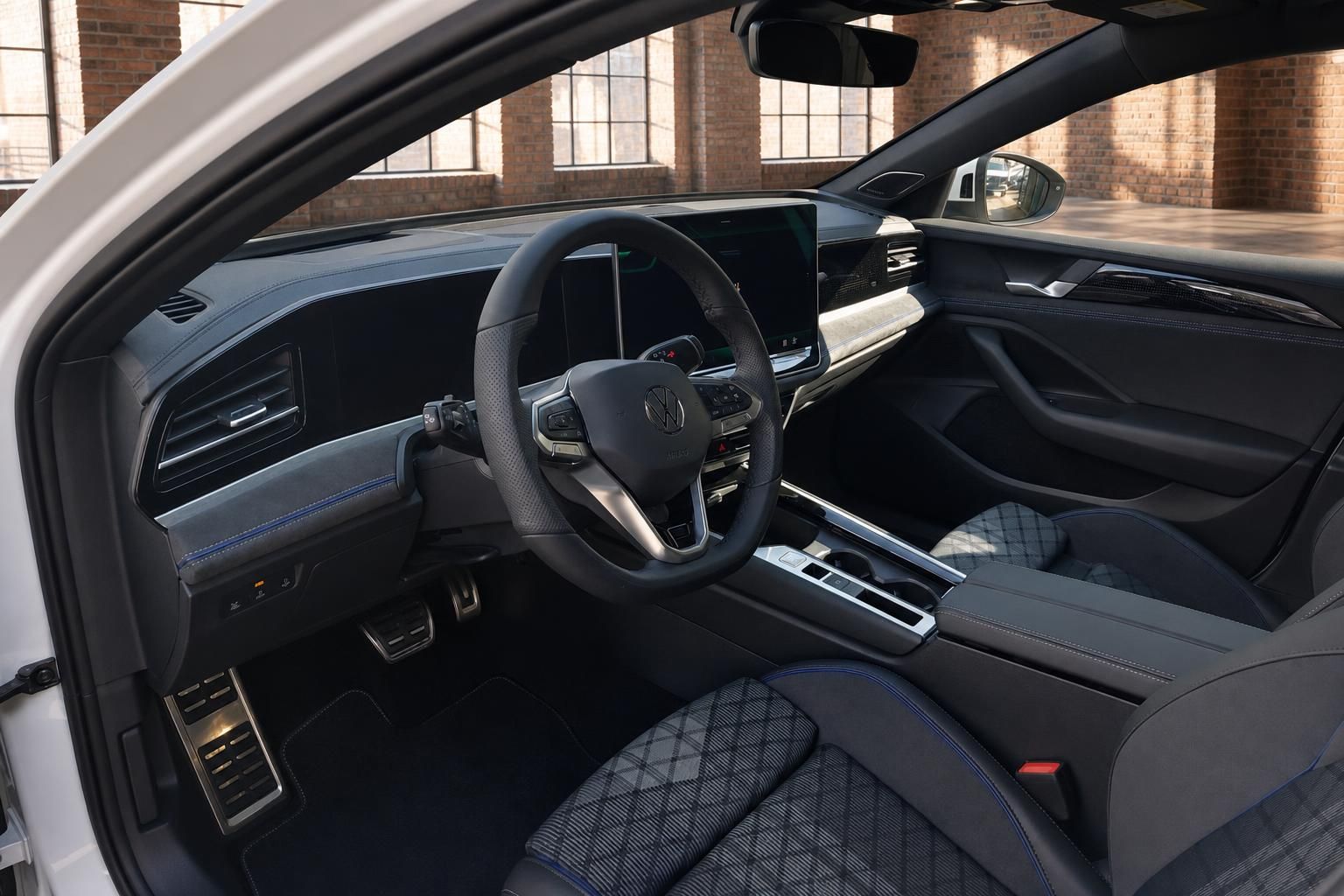 VW Golf R Innenraum Cockpit mit Lenkrad und Sportsitzen