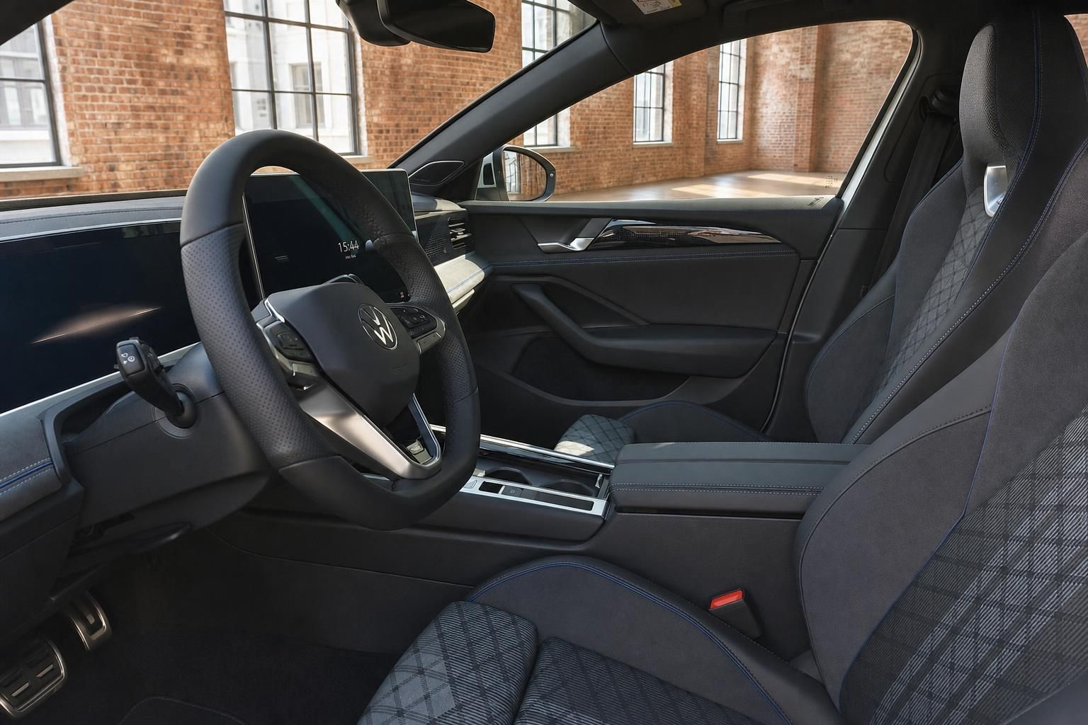VW Innenraum mit Cockpit, Lenkrad und Sportsitzen im Detail
