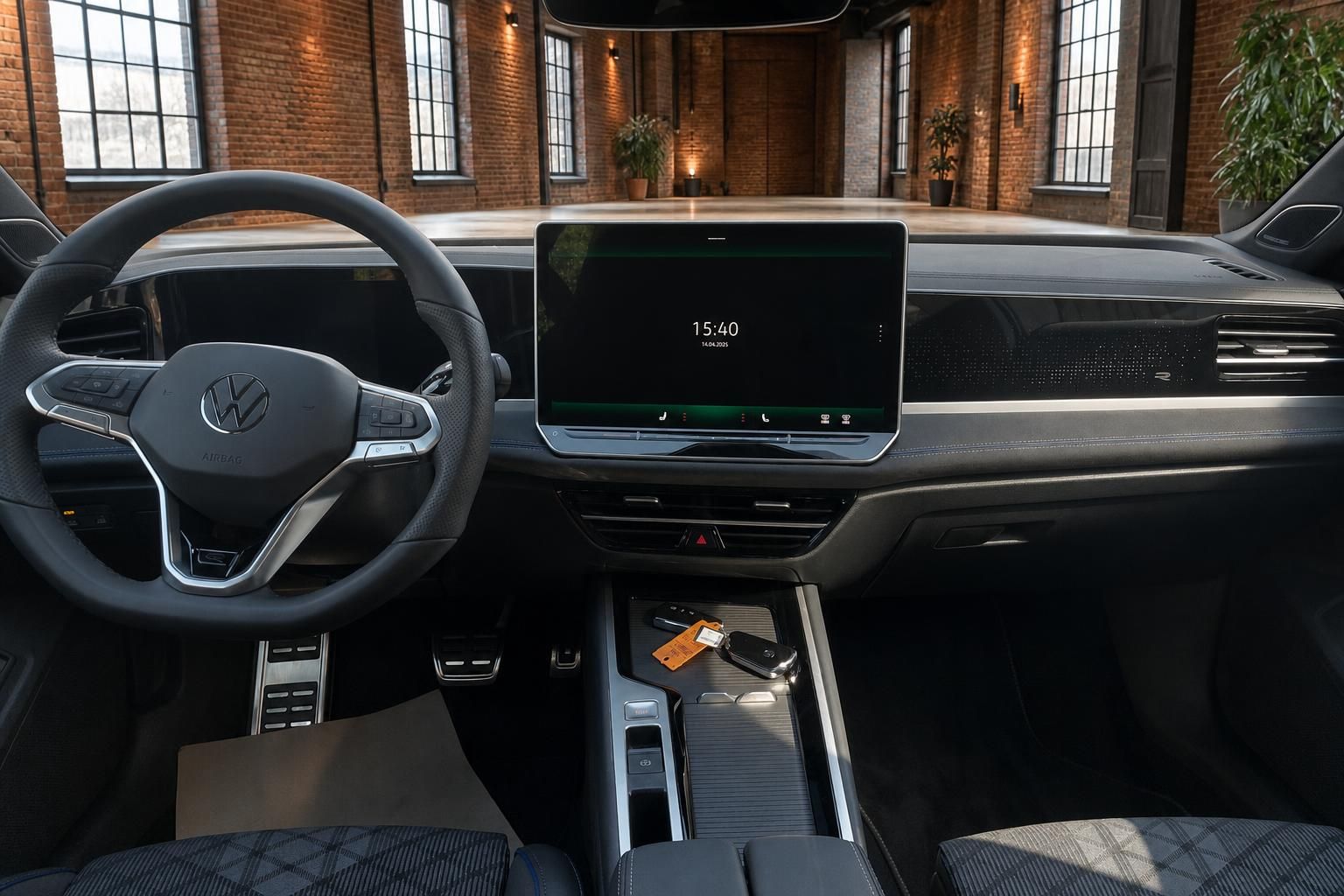 VW Cockpit mit Lenkrad, Display und Fahrzeugschlüssel im Detail