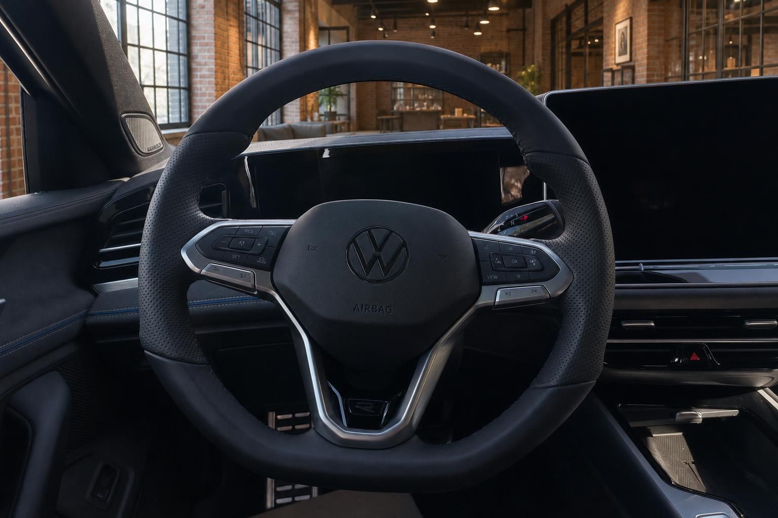 VW Lenkrad mit R-Logo und Multifunktionstasten im Nahbild