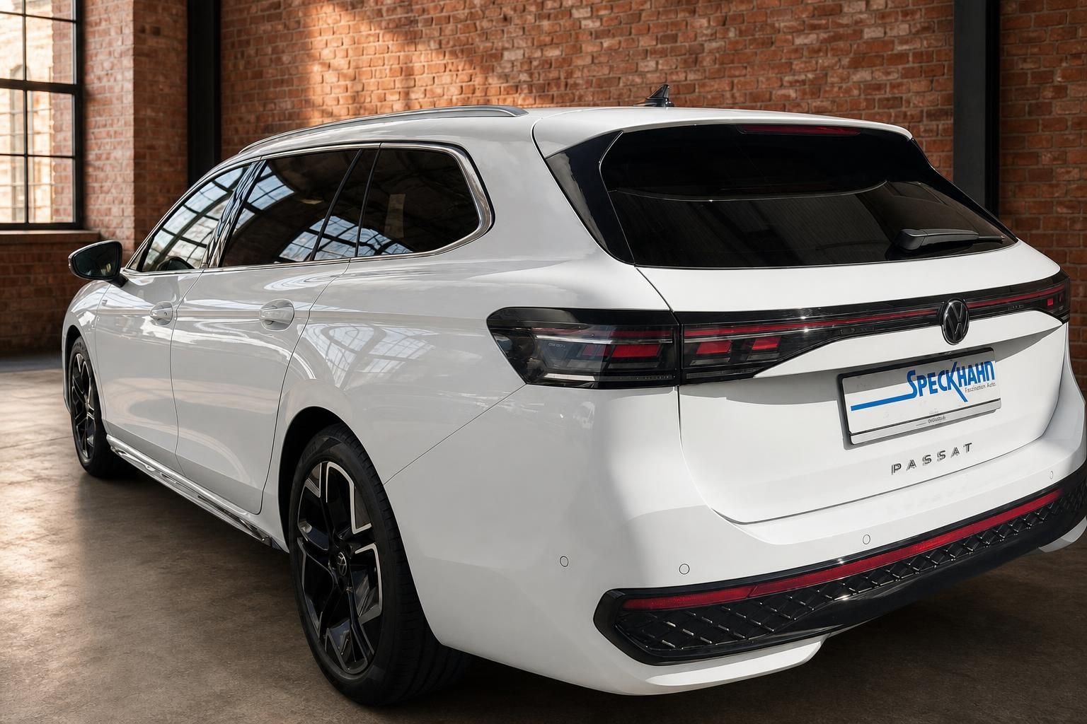 VW Passat Variant weiß, Heckansicht schräg mit LED-Rückleuchten