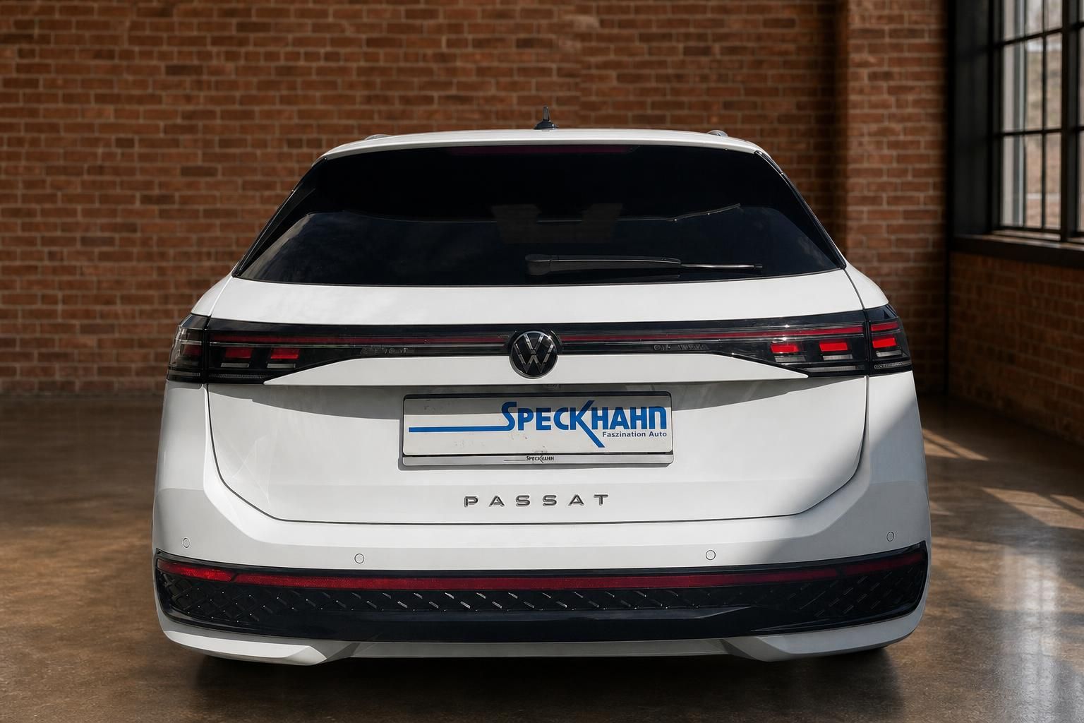 VW Passat Variant weiß, direkte Heckansicht mit Kennzeichenhalter