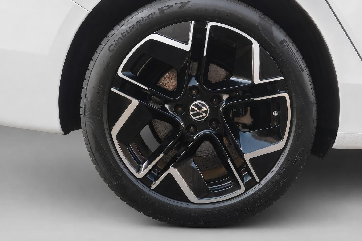 VW Golf R Leichtmetallfelge Nahaufnahme mit Bremssattel
