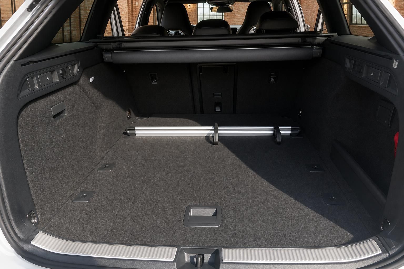 VW Golf R Variant Kofferraum leer mit umklappbarer Rückbank