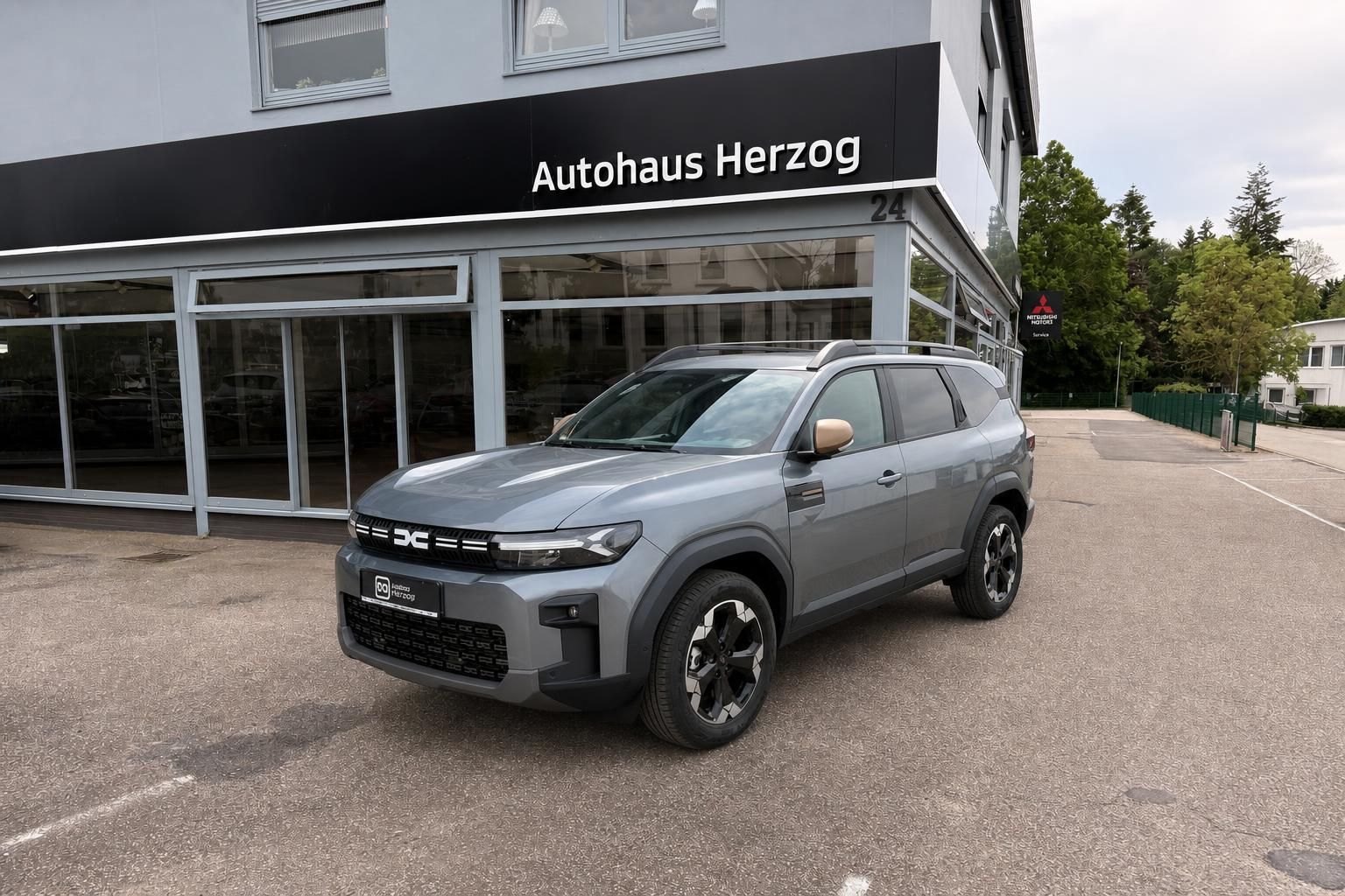 Dacia Bigster SUV grau Frontansicht vor Autohaus - moderne Fahrzeugfront mit LED-Scheinwerfern