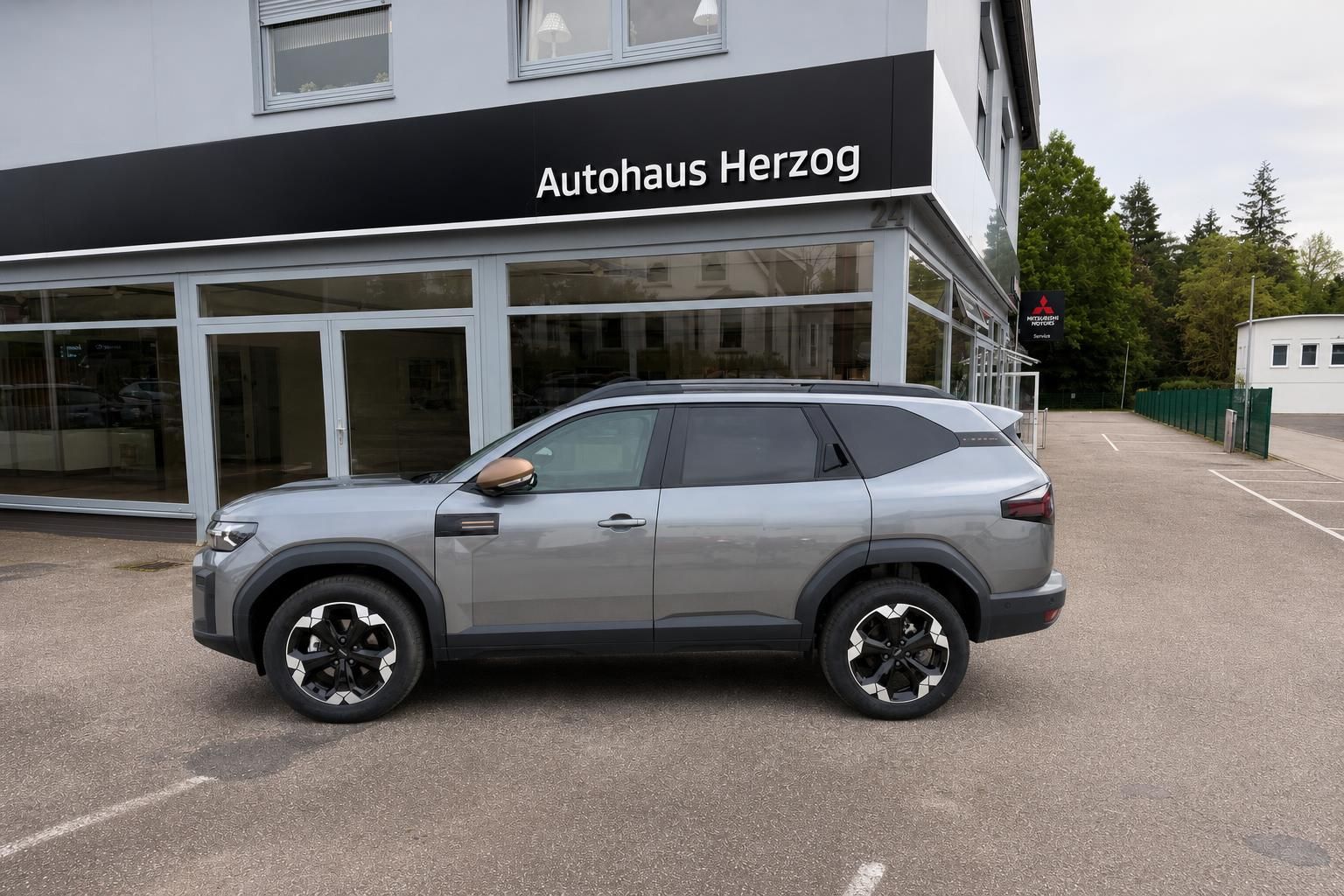 Dacia Bigster SUV grau Seitenansicht links - sportliche Felgen und moderne SUV-Silhouette