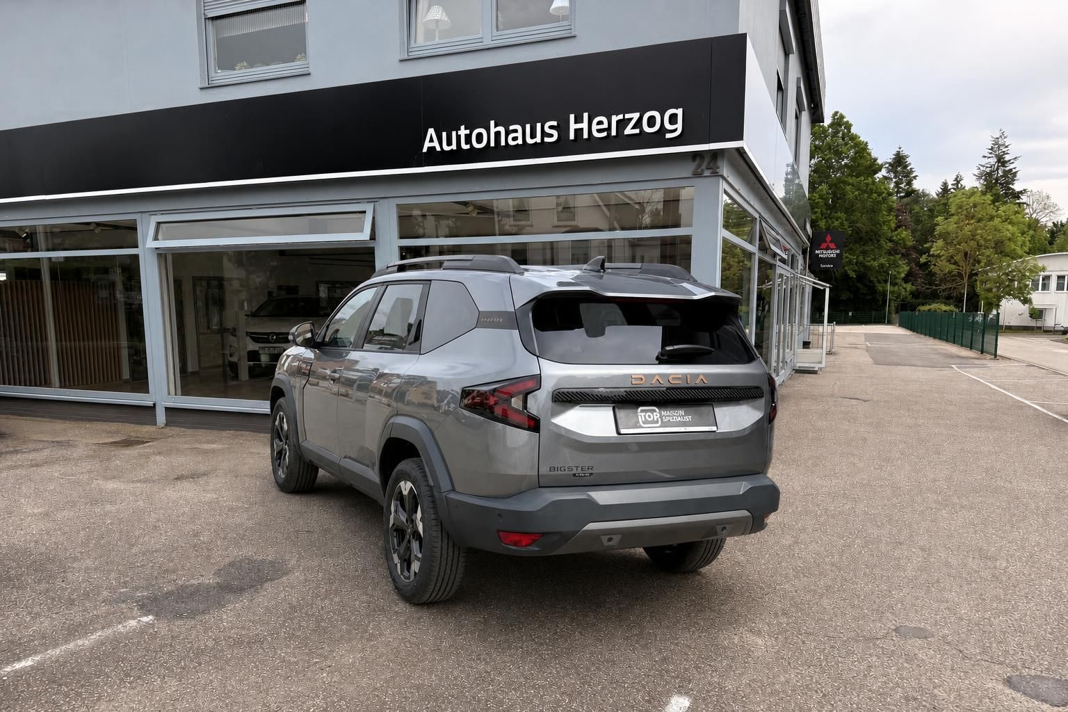 Dacia Bigster SUV grau Heckansicht mit geöffneter Heckklappe - geräumiger Kofferraum sichtbar