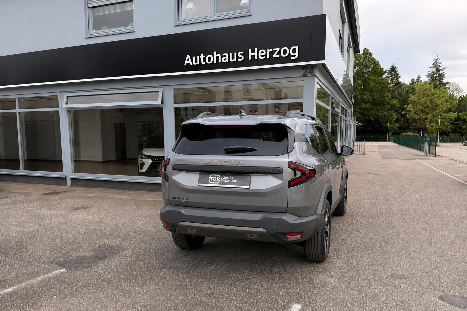 Dacia Bigster SUV grau Heckansicht vor Autohaus Herzog - modernes Elektrofahrzeug