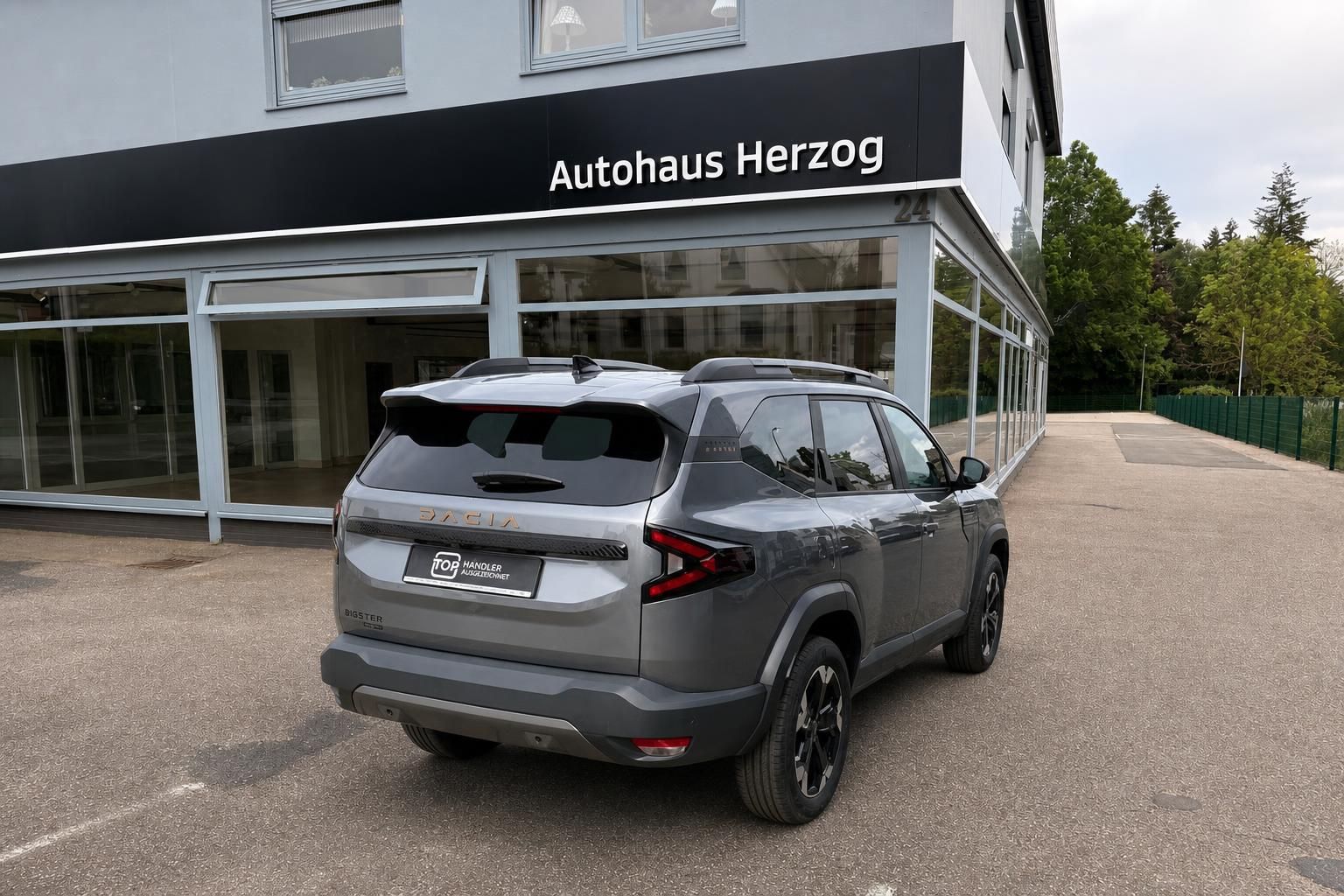 Dacia Bigster SUV grau Heckansicht seitlich - elegante Rückleuchten und Spoiler-Design