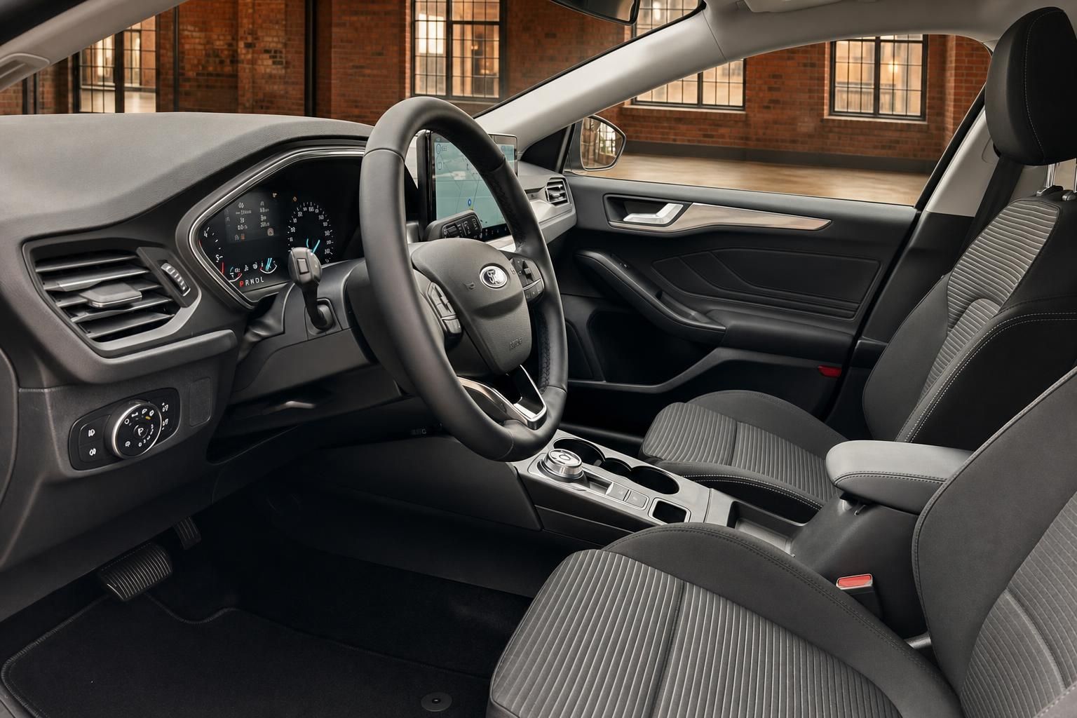 Ford Fahrerraum mit Lenkrad, Cockpit und Vordersitzen im Innenraum