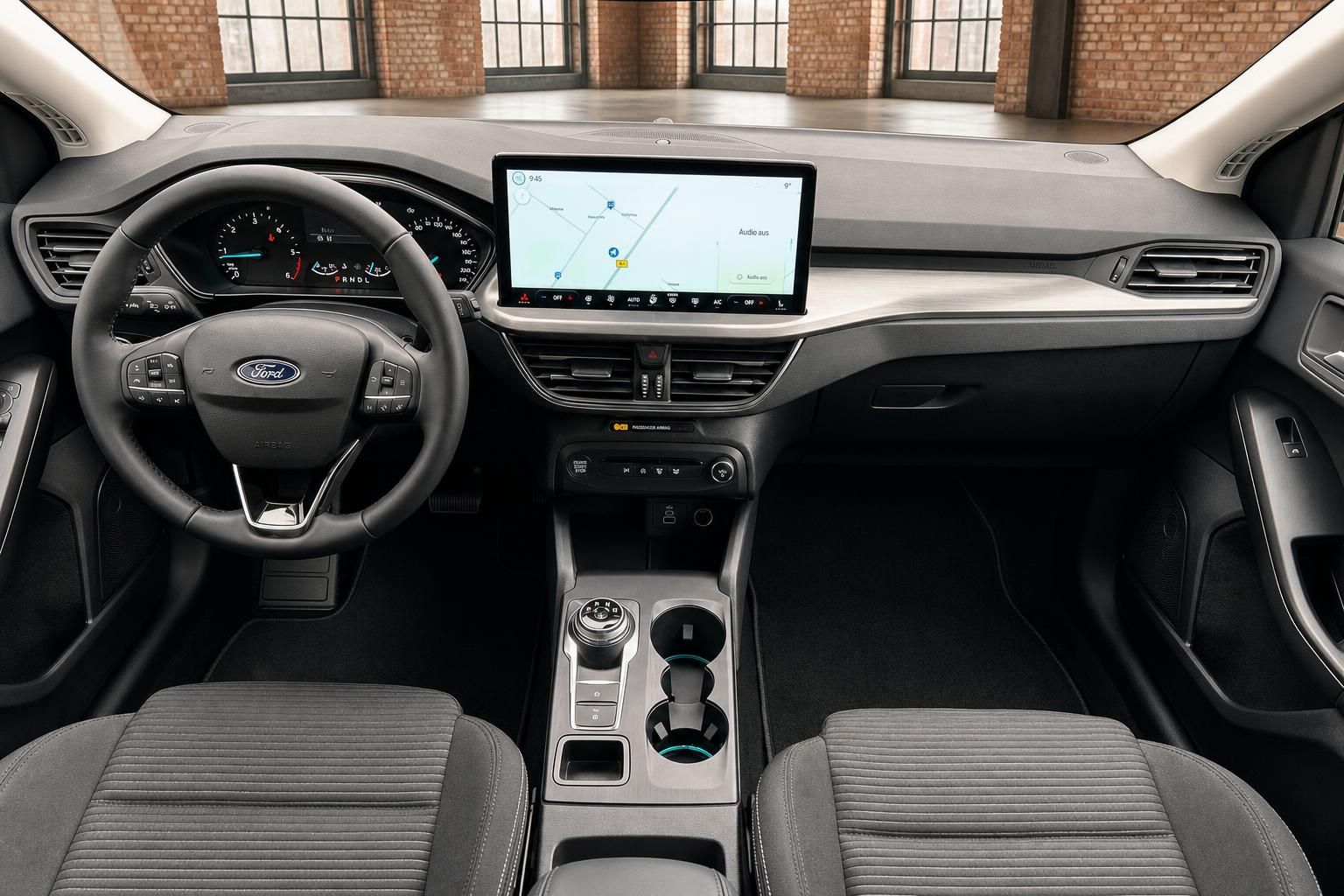 Ford Cockpit von vorne mit Lenkrad und Infotainment-Display