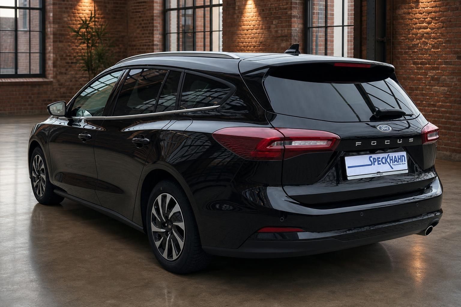 Ford Focus Turnier schwarz Heckansicht seitlich in Loft-Ambiente