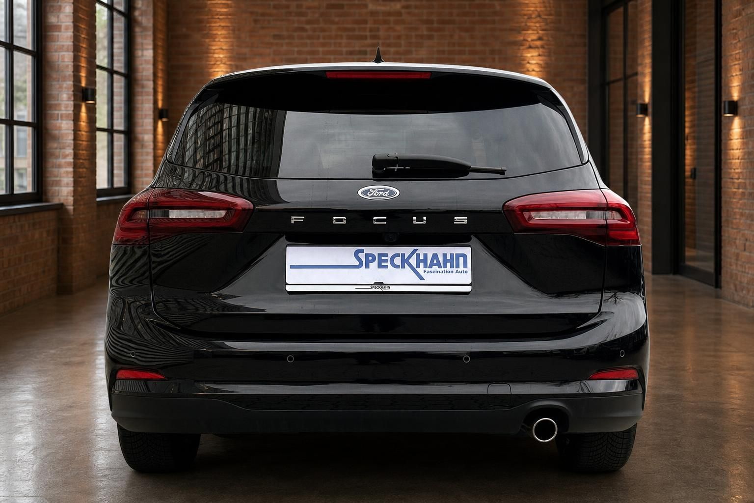 Ford Focus schwarz Heckansicht direkt mit Ford Logo und Rueckleuchten