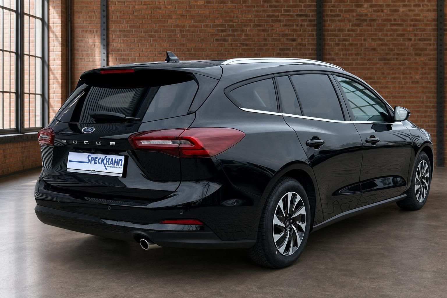Ford Focus Turnier schwarz Heckansicht mit Kombi-Karosserie