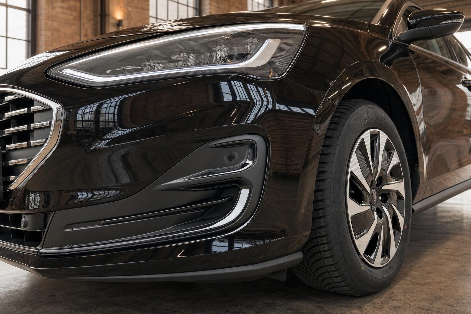 Ford schwarz Seitenansicht Frontstoßstange und Felge im Detail