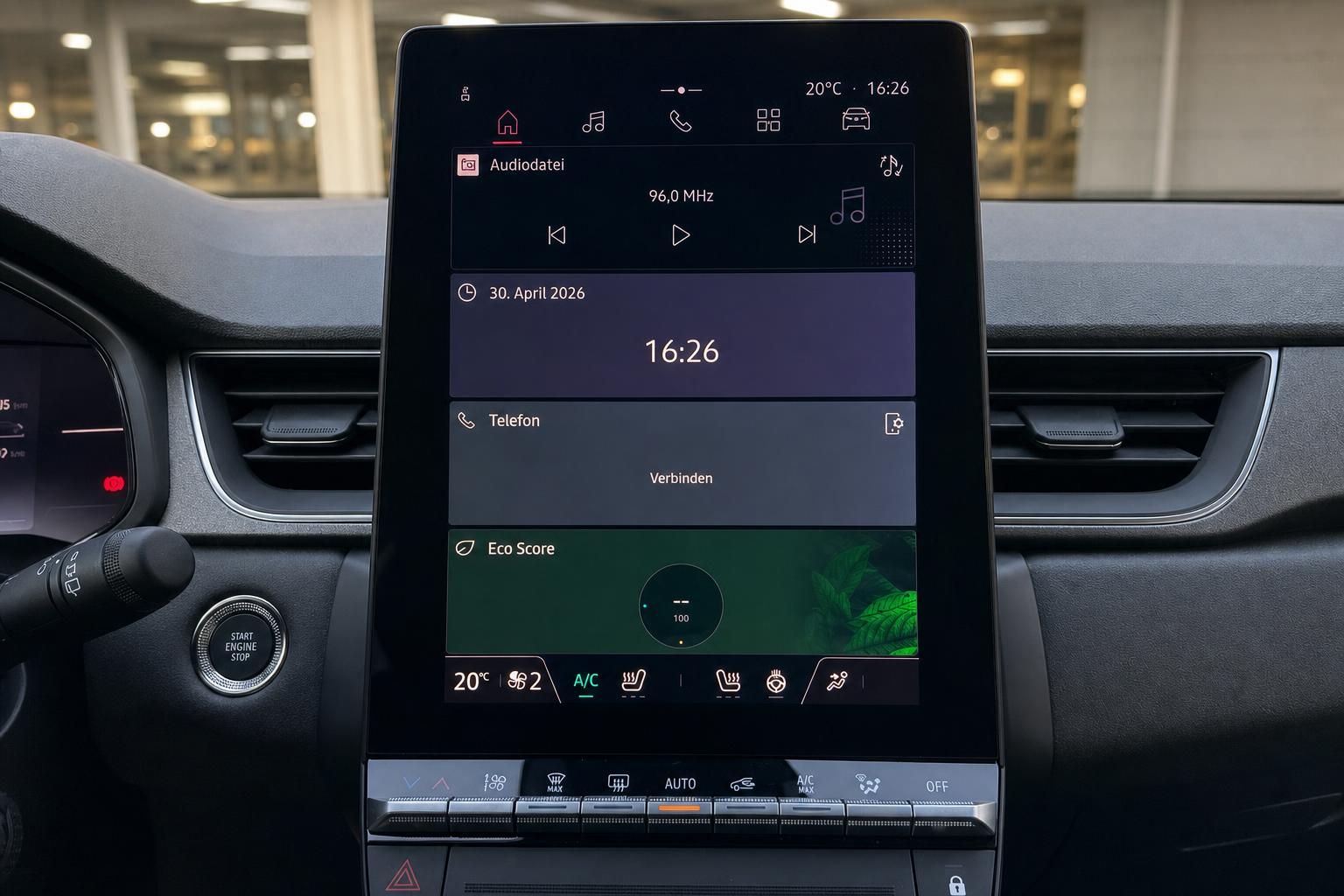 Renault Touchscreen-Display mit Navigationssystem und Klimasteuerung im Fahrzeug-Cockpit