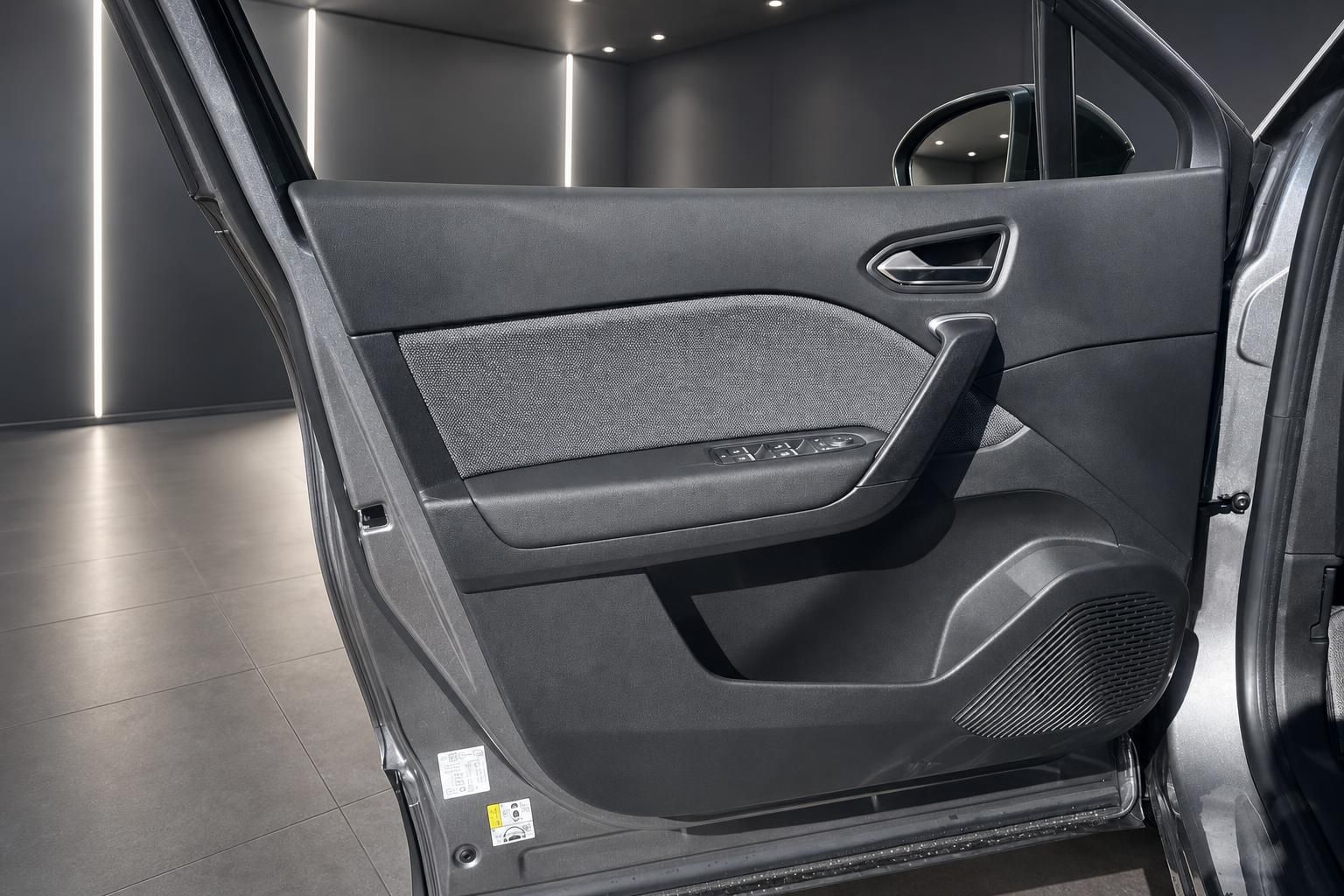 Renault Fahrzeugtür geöffnet mit Innenverkleidung und Lautsprechersystem sichtbar