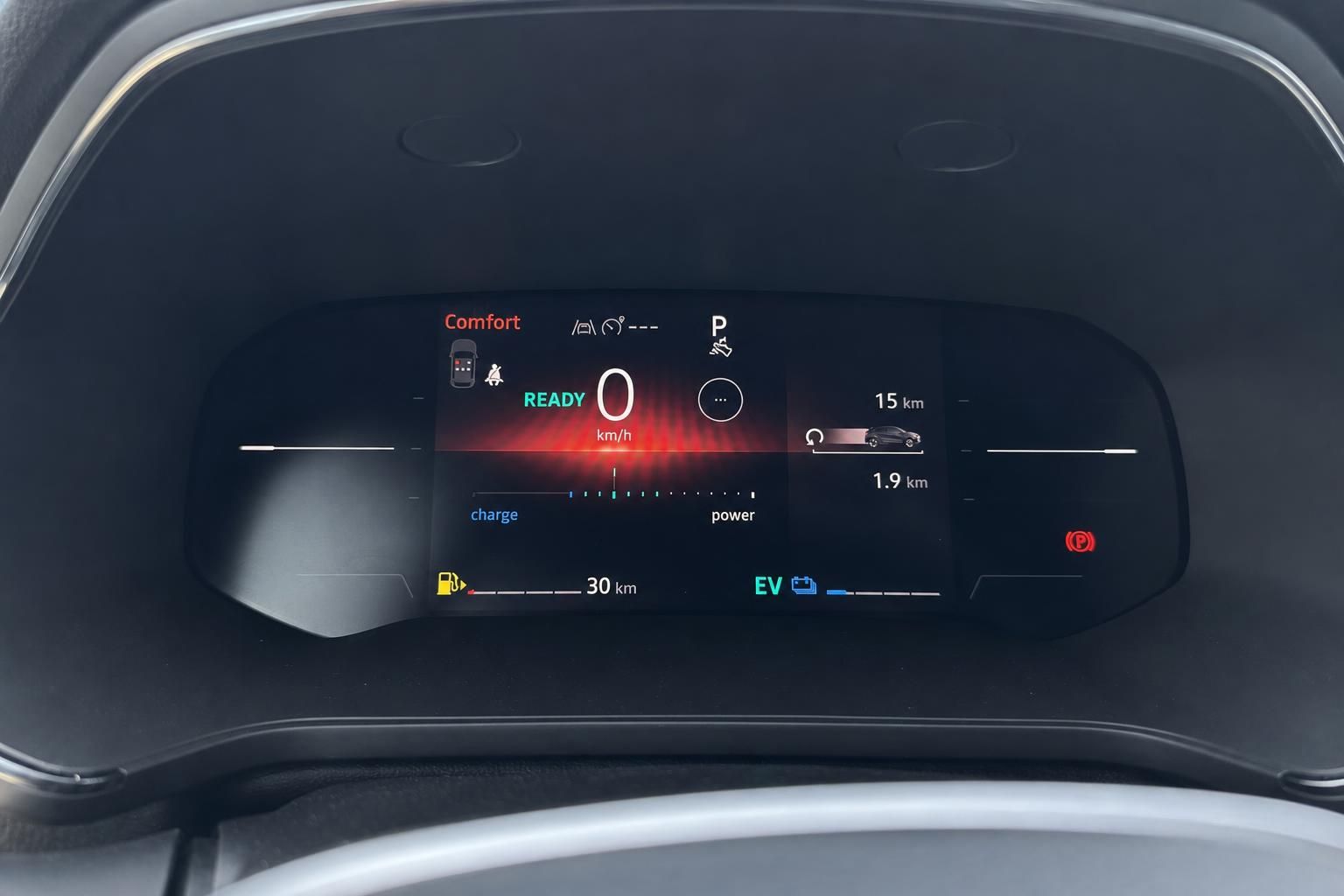 Digitales Kombiinstrument mit Elektrofahrzeug-Anzeige und Ladestand im modernen Auto