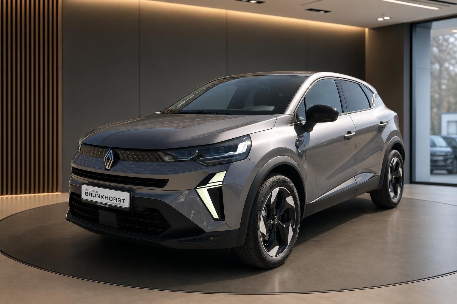 Renault Captur SUV in grau - Seitenansicht mit schwarzen Felgen im Autohaus