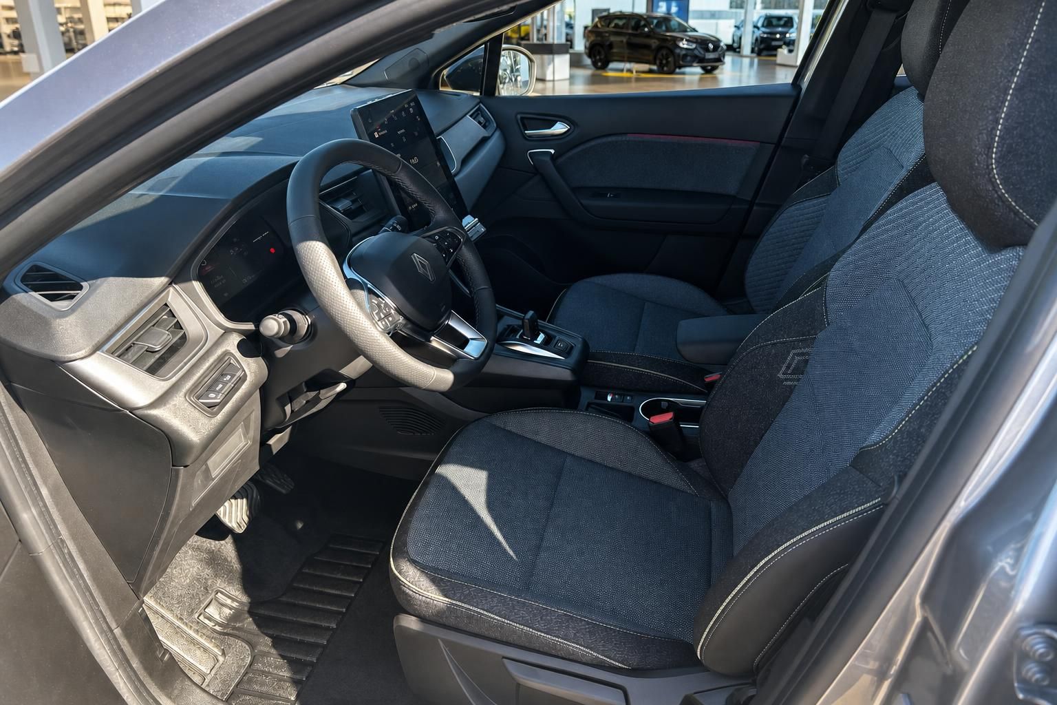 Renault Captur Innenraum - Fahrersitz mit schwarzer Stoffausstattung und Komfort