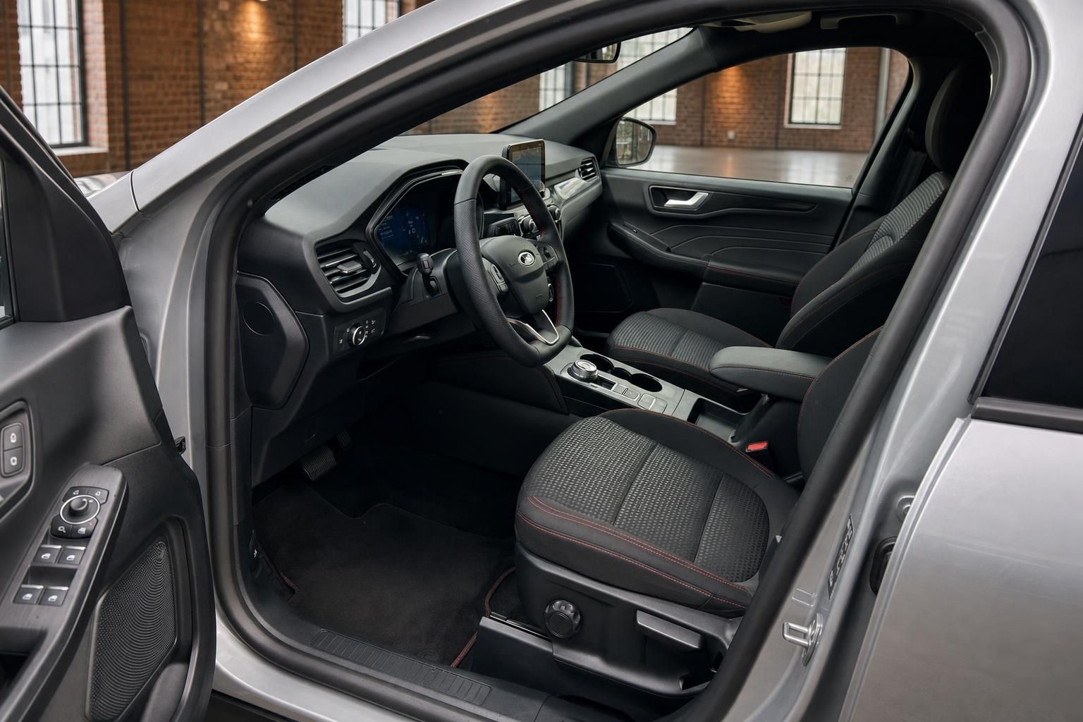 Ford Kuga Innenraum mit Blick auf Cockpit und schwarze Sportsitze