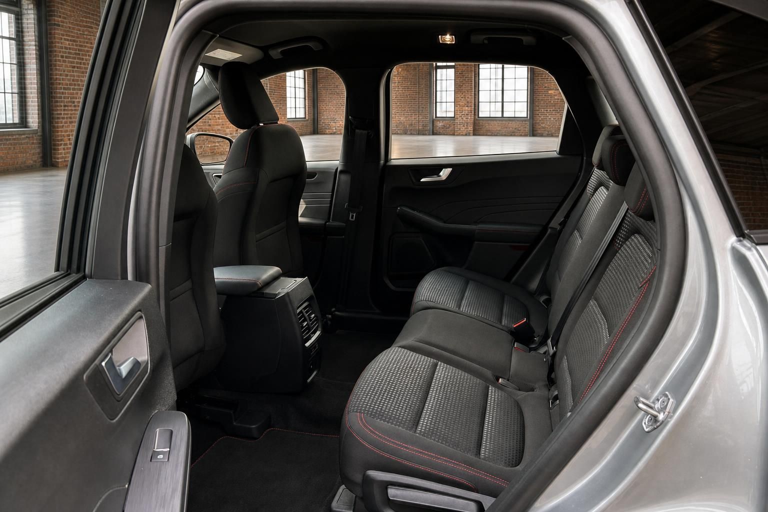 Ford Kuga Rücksitze mit Beinfreiheit und Ziernaht-Polsterung
