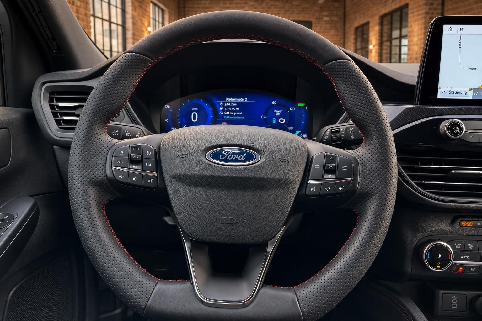 Ford Kuga Lenkrad mit Multifunktionstasten und Bordcomputer-Anzeige