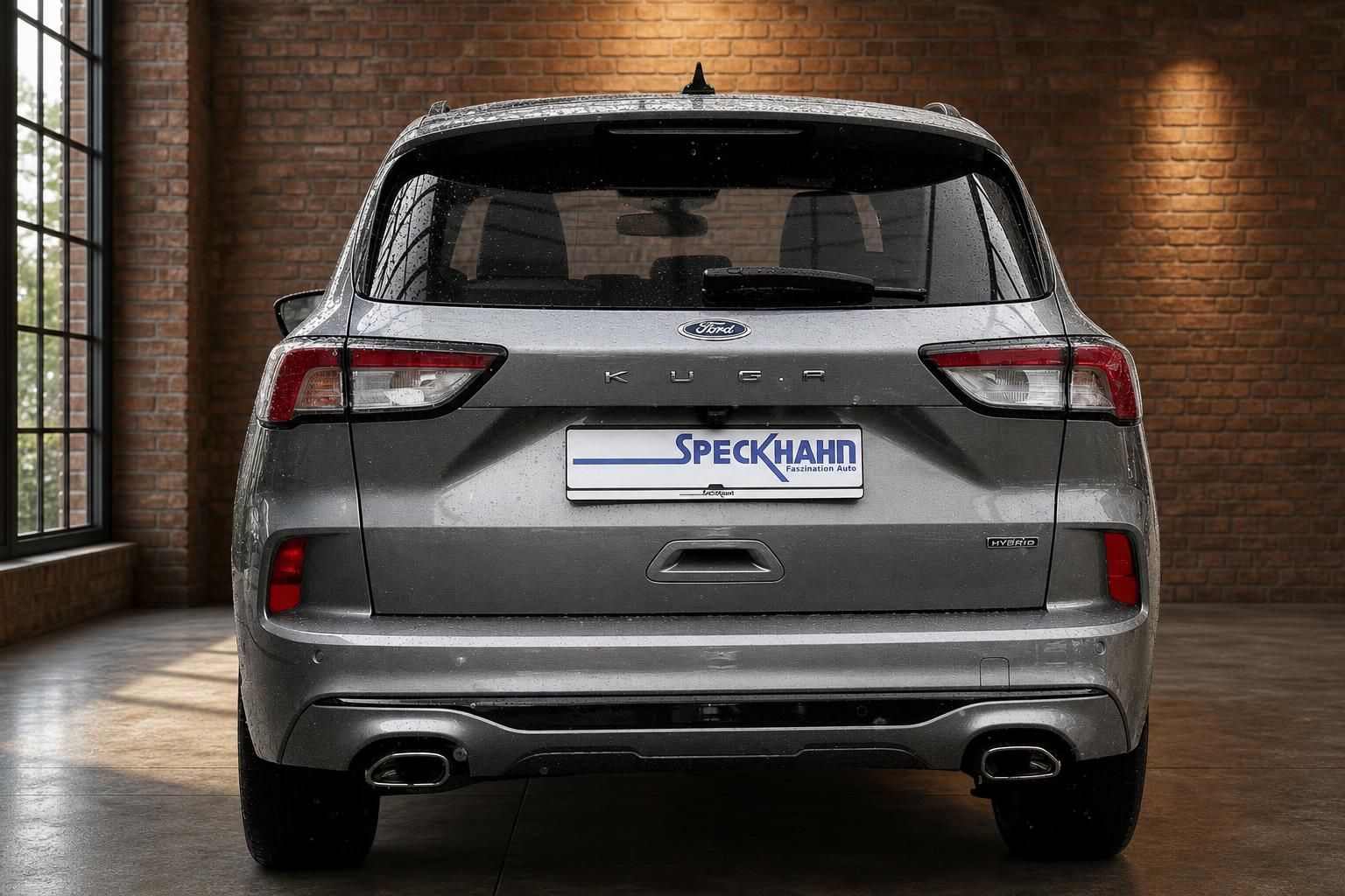 Ford Kuga Hybrid grau, Heckansicht mit Kennzeichenhalter Speckhahn