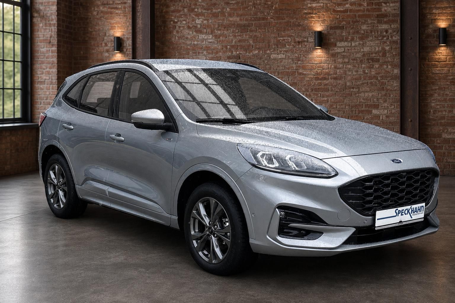 Ford Kuga in Silber, Frontansicht seitlich vor Backsteinwand