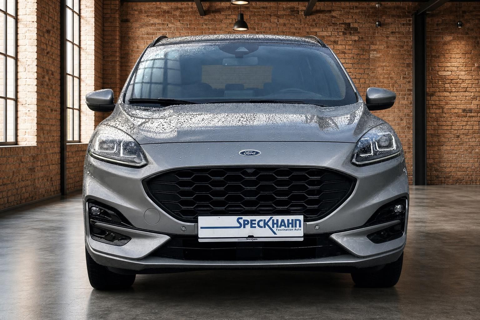 Ford Kuga Frontansicht in Silber, Studioaufnahme beim Haendler Speckhahn