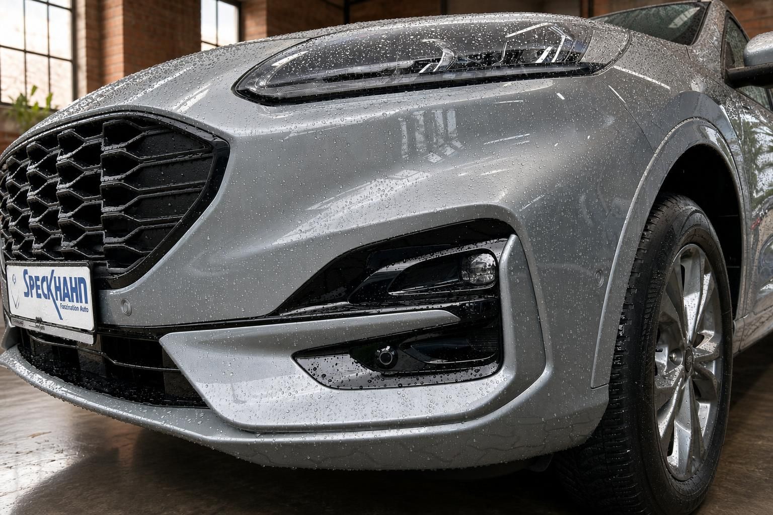 Ford Kuga Detailansicht Frontstossstange und Scheinwerfer in Silber
