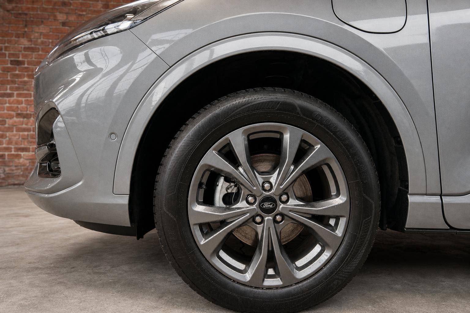 Ford Kuga Detailansicht Felge und Vorderreifen in Silber