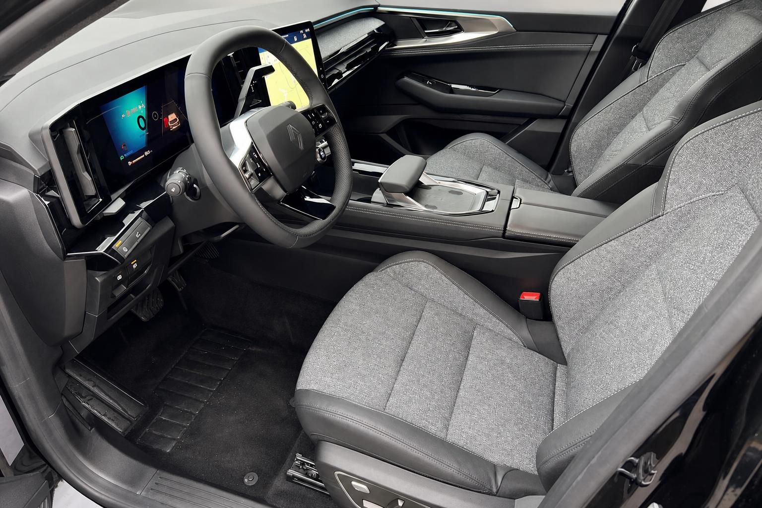 Renault Austral Innenraum - Fahrersitz mit grauer Stoffausstattung und modernem Cockpit