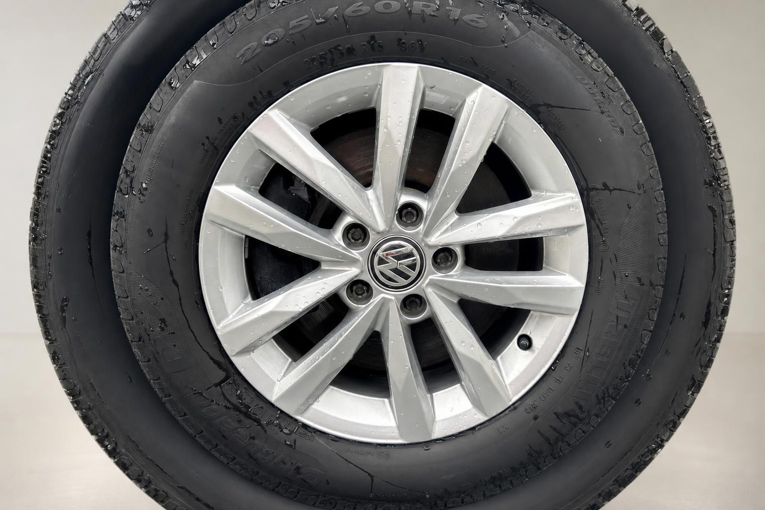 Nahaufnahme Leichtmetallfelge und Reifen VW Touran