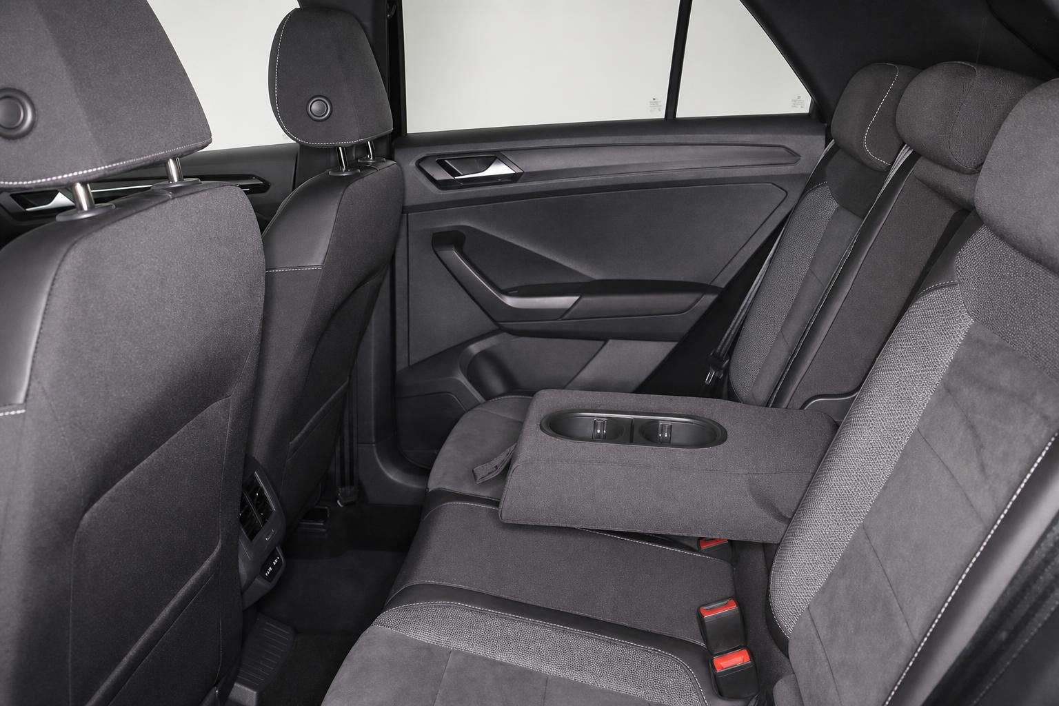 VW Fondsitze mit ausklappbarer Armlehne und Becherhaltern
