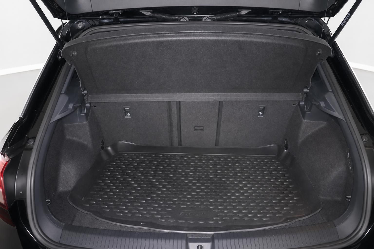 VW Kofferraum mit Ladekantenschutz und Gepaeckraumwanne im Detail