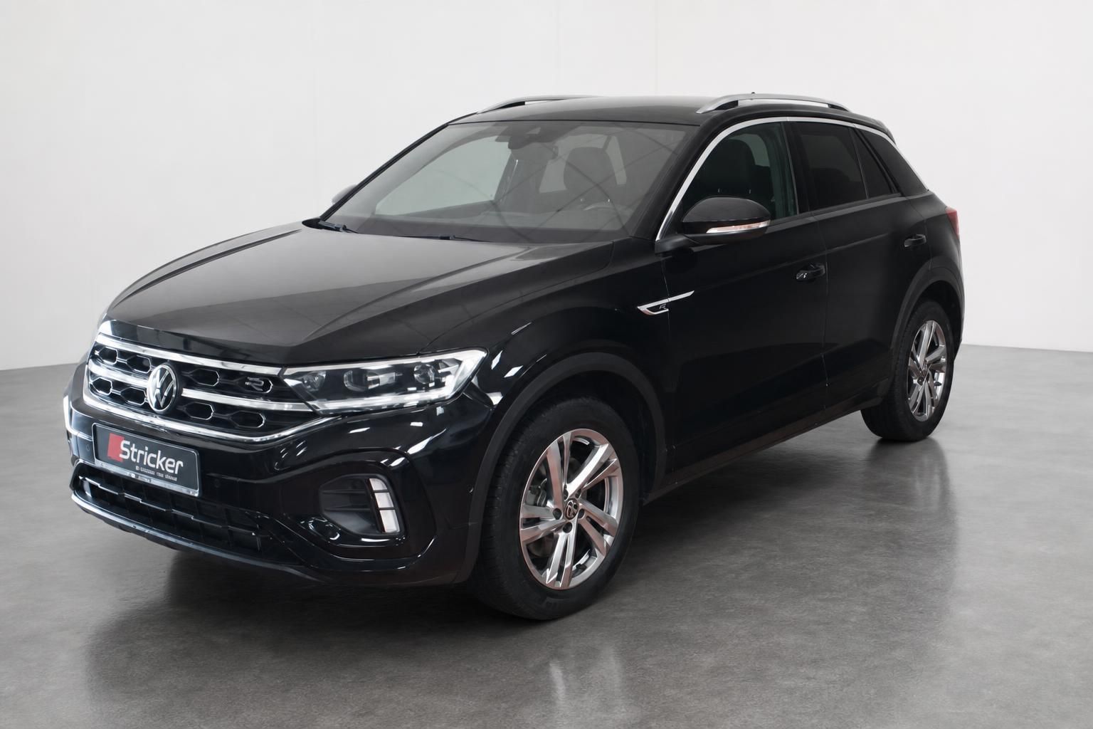 VW T-Roc R-Line in Schwarz, Frontansicht schraeg im Studio
