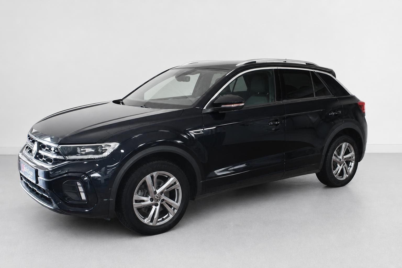 VW T-Roc in Dunkelblau, Seitenansicht schraeg von vorne