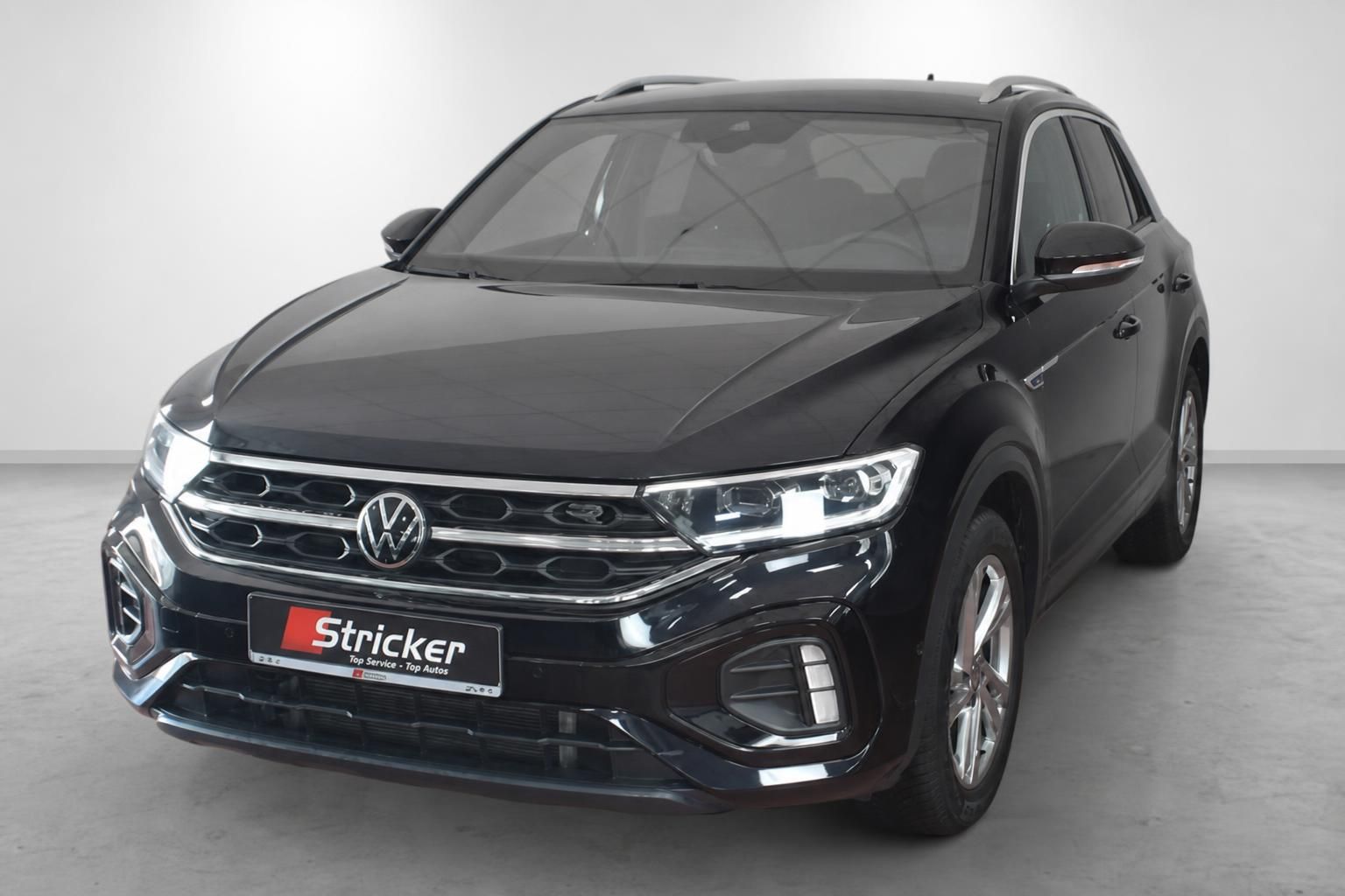 VW T-Roc schwarz Frontansicht mit Chromgrill im Studio