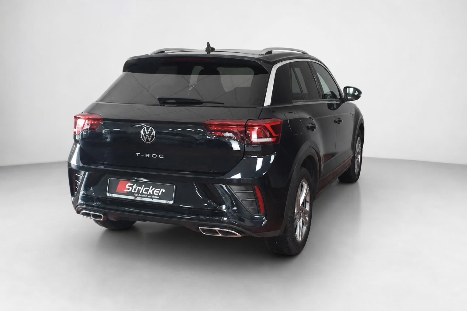 VW T-Roc schwarz Heckansicht mit Doppelauspuff im Studio