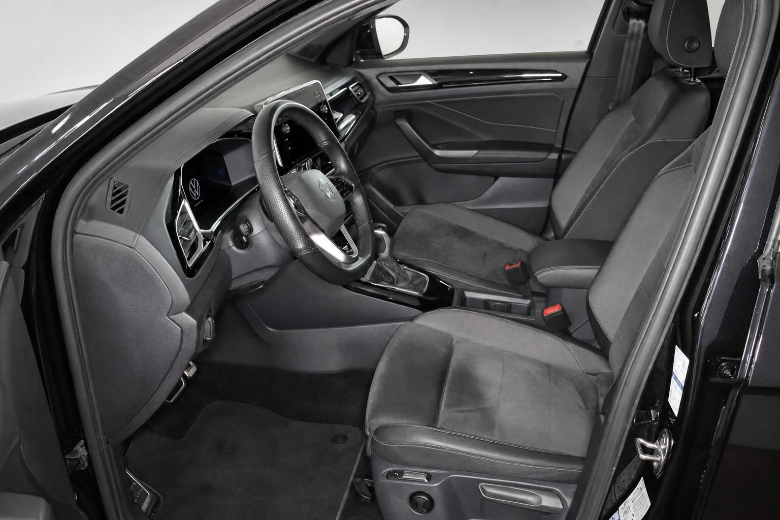 VW Innenraum mit schwarzen Sitzen und Cockpit im Detail