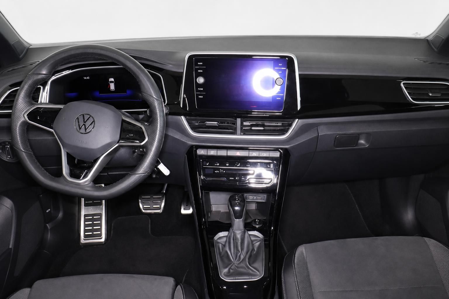 VW Cockpit mit Lenkrad, Digitaltacho und Touchscreen-Infotainment